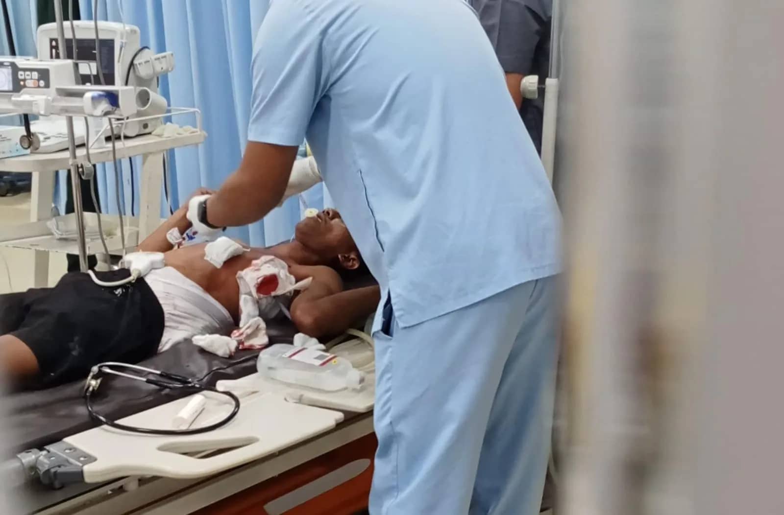 Korban saat mendapat perawatan medis