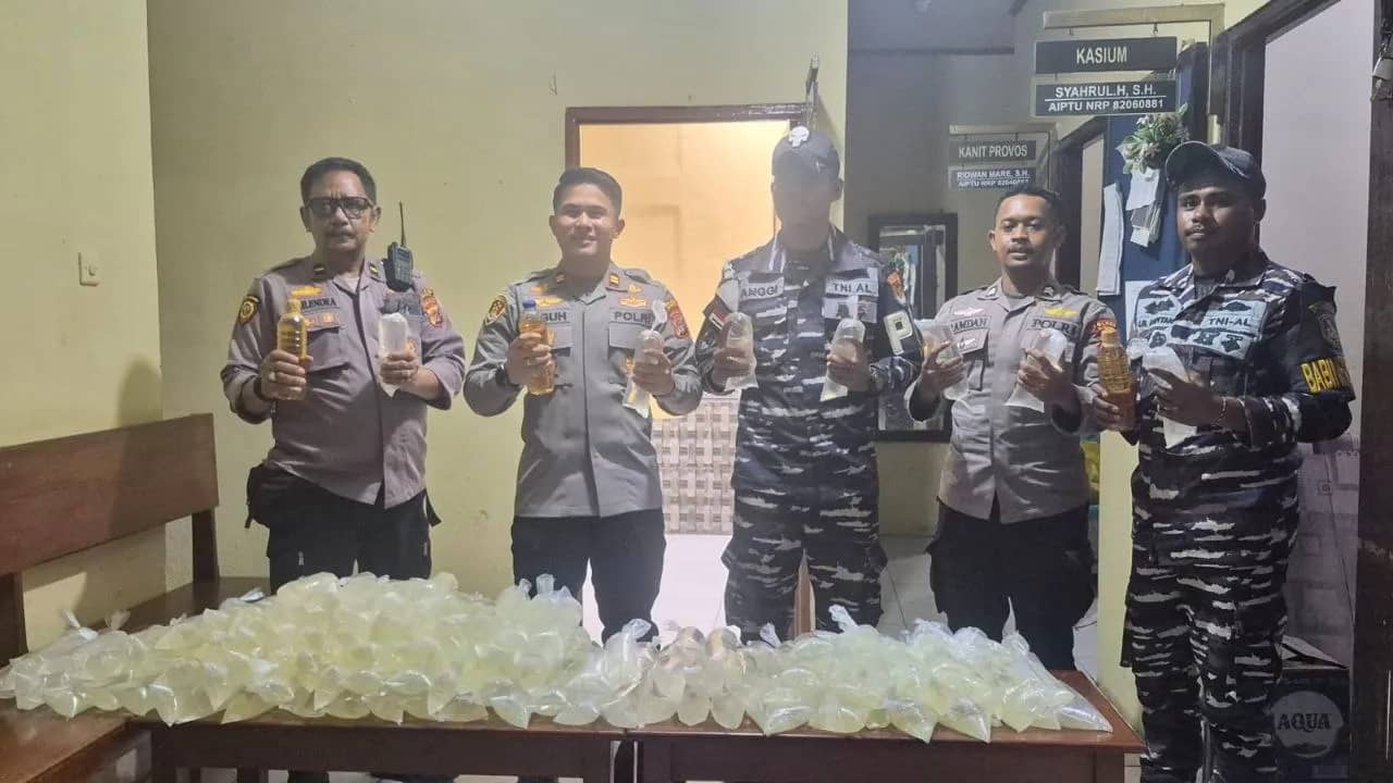 Barang bukti sopi sebanyak 100,8 liter yang disita polisi dari penumpang KM Tatamailau di Pelabuhan Pomako, Timika.
