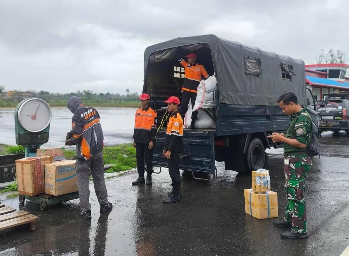 Pengiriman bantuan korban gempa Flores