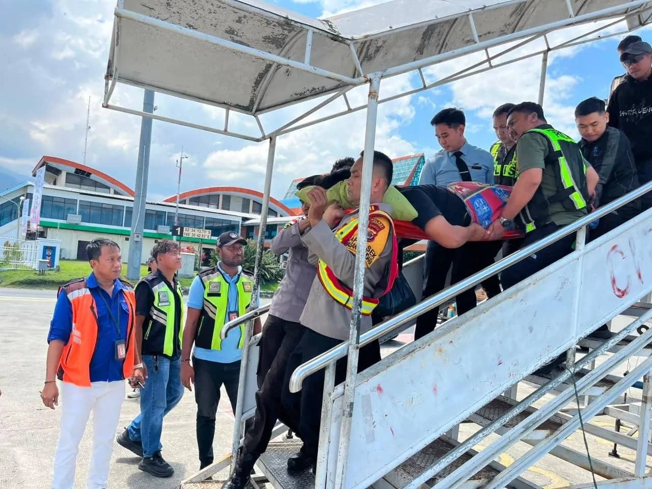 Korban saat dievakuasi untuk mendapatkan penanganan medis.