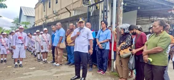 Wakil Bupati Jayapura, Haris Ricard S. Yocku, S.H., saat membuka kegiatan Lomba Gerak Jalan tingkat SD, SMP/MTs dan SMA/SMK, di Sentani. Rabu (29/4/2026)