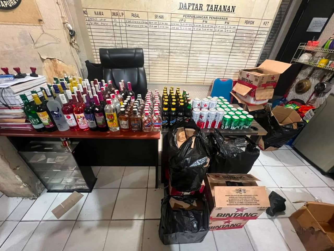 Ilustrasi berita JAYAPURA: Polisi Sita 359 Botol dan Kaleng Miras Ilegal di Jayapura, Dua Penjual Diproses Hukum