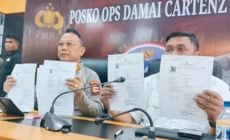 Kasatgas Humas Ops Damai Cartenz Kombes Pol Yusuf Sutejo, didampingi Kasatgas Gakkum Kombes Pol I Gusti Era Adinata
