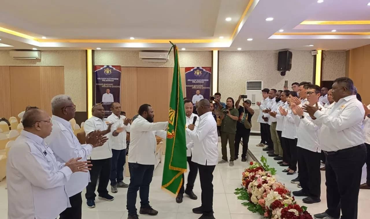 Ilustrasi berita Mimika: Putra Kamoro Soter Potowapea Resmi Pimpin KADIN Mimika Periode 2026–2031