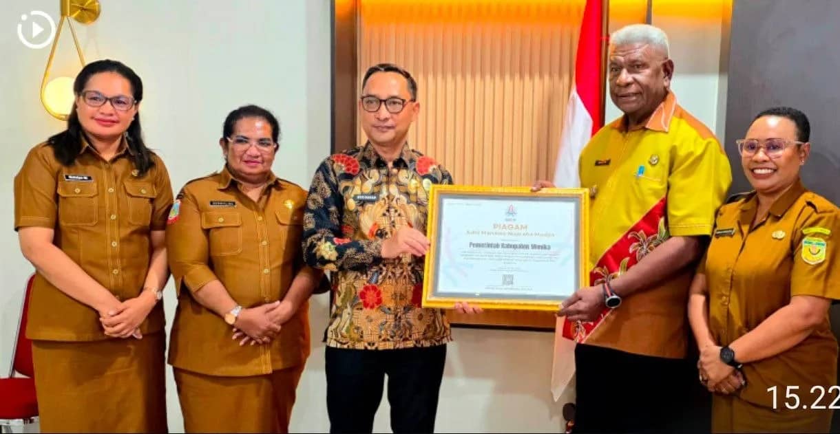 Kepala Kantor Regional IX BKN Jayapura, Nur Hasan, saat menyerahkan penghargaan kepada Bupati Mimika Johannes Rettob di Kantor Pusat Pemerintahan Kabupaten Mimika, Rabu (24/6).
