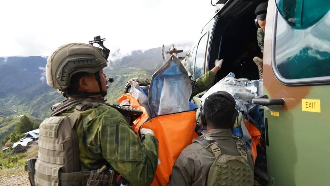 Aparat keamanan saat mengevakuasi jenazah pilot pesawat AMA yang ditembak KKB Papua