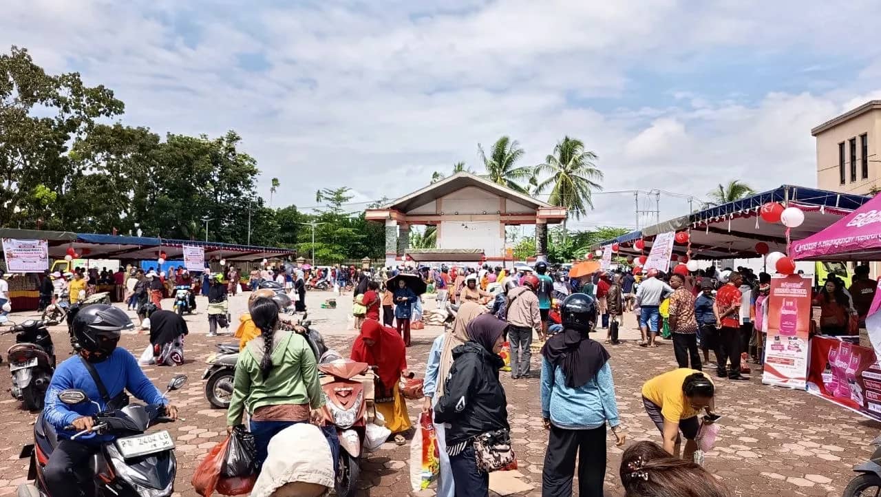 Tampak masyarakat Mimika memadati Gerakan Pangan Murah (GPM) yang digelar Pemerintah Kabupaten Mimika di halaman Graha Eme Neme Yauware, Rabu (5/8).