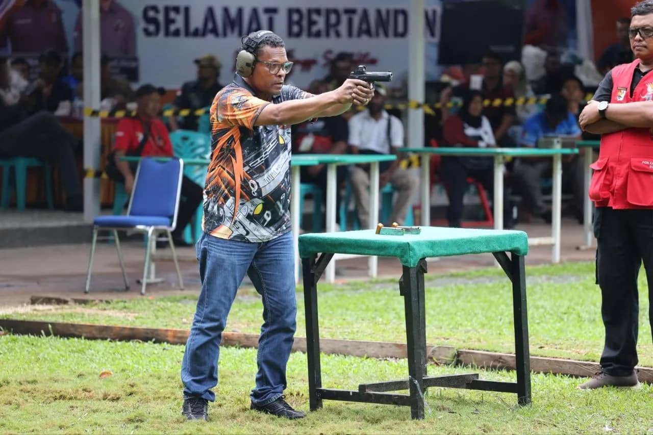 Ilustrasi berita JAYAPURA: Kapolda Papua Tampil Gemilang, Raih Juara I Pistol Api di Kejuaraan Menembak Merah Putih