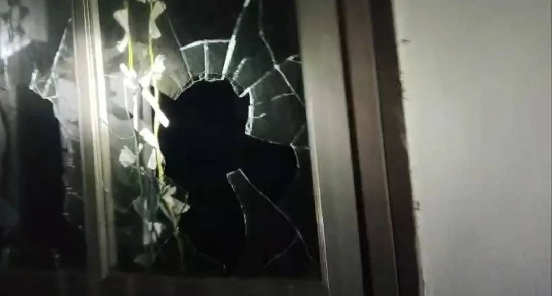Tampak kaca jendela SMP Negeri Omauga yang pecah akibat bentrokan antarwarga di Distrik Mimika Timur Jauh.