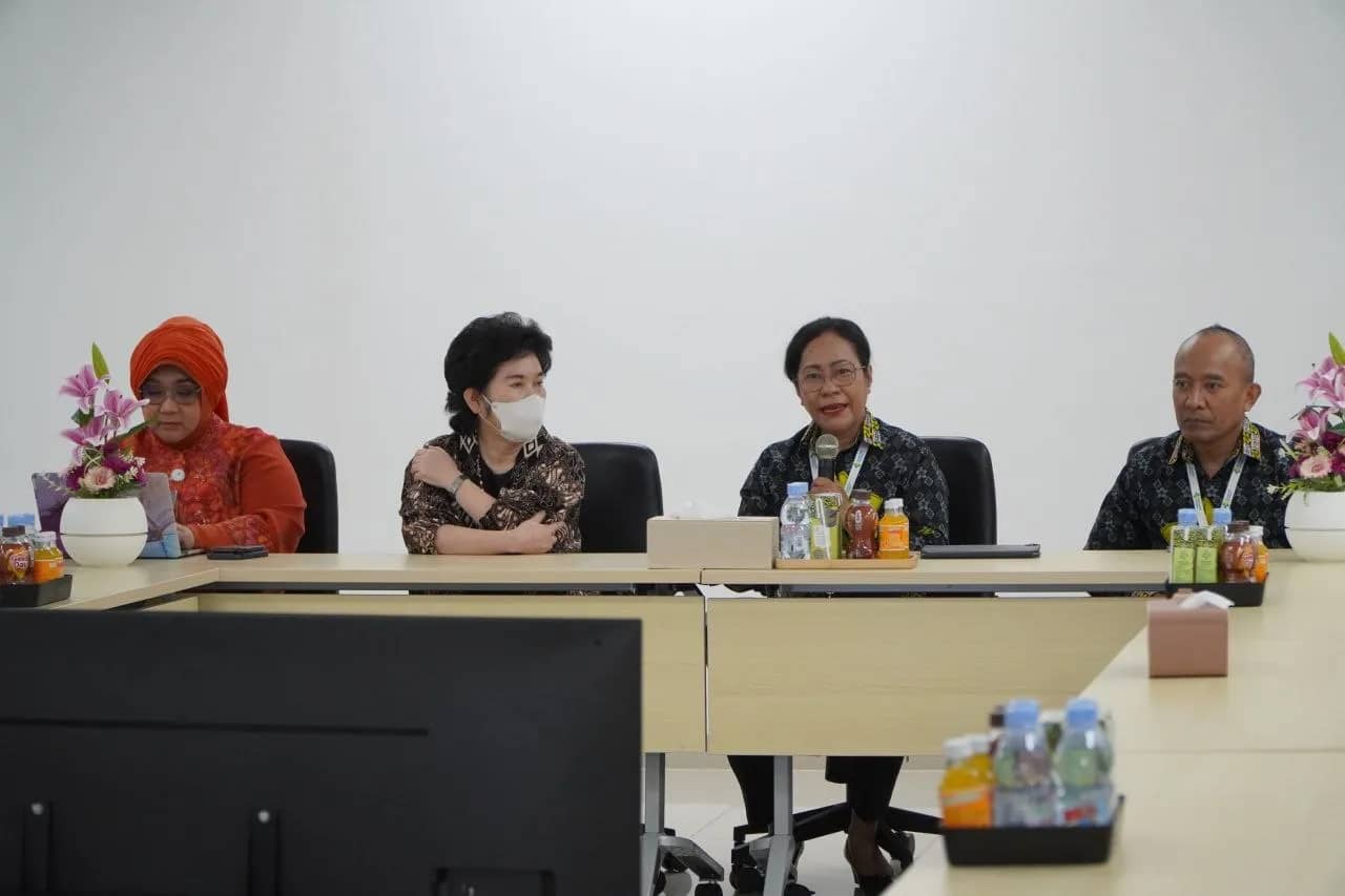 Ketua Tim Pengampuan KIA Nasional RSCM bersama Direktur Utama RSUP Jayapura saat membuka kegiatan.