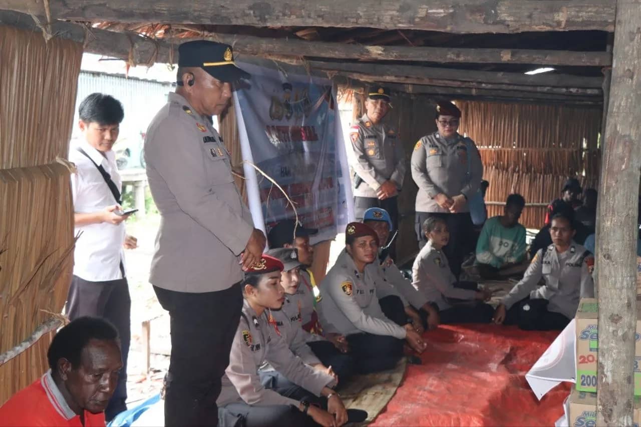 Ilustrasi berita Papua: Sambut Hari Jadi Polwan ke-78, Polwan Polres Asmat Gelar Bakti Sosial di Kampung Mbait