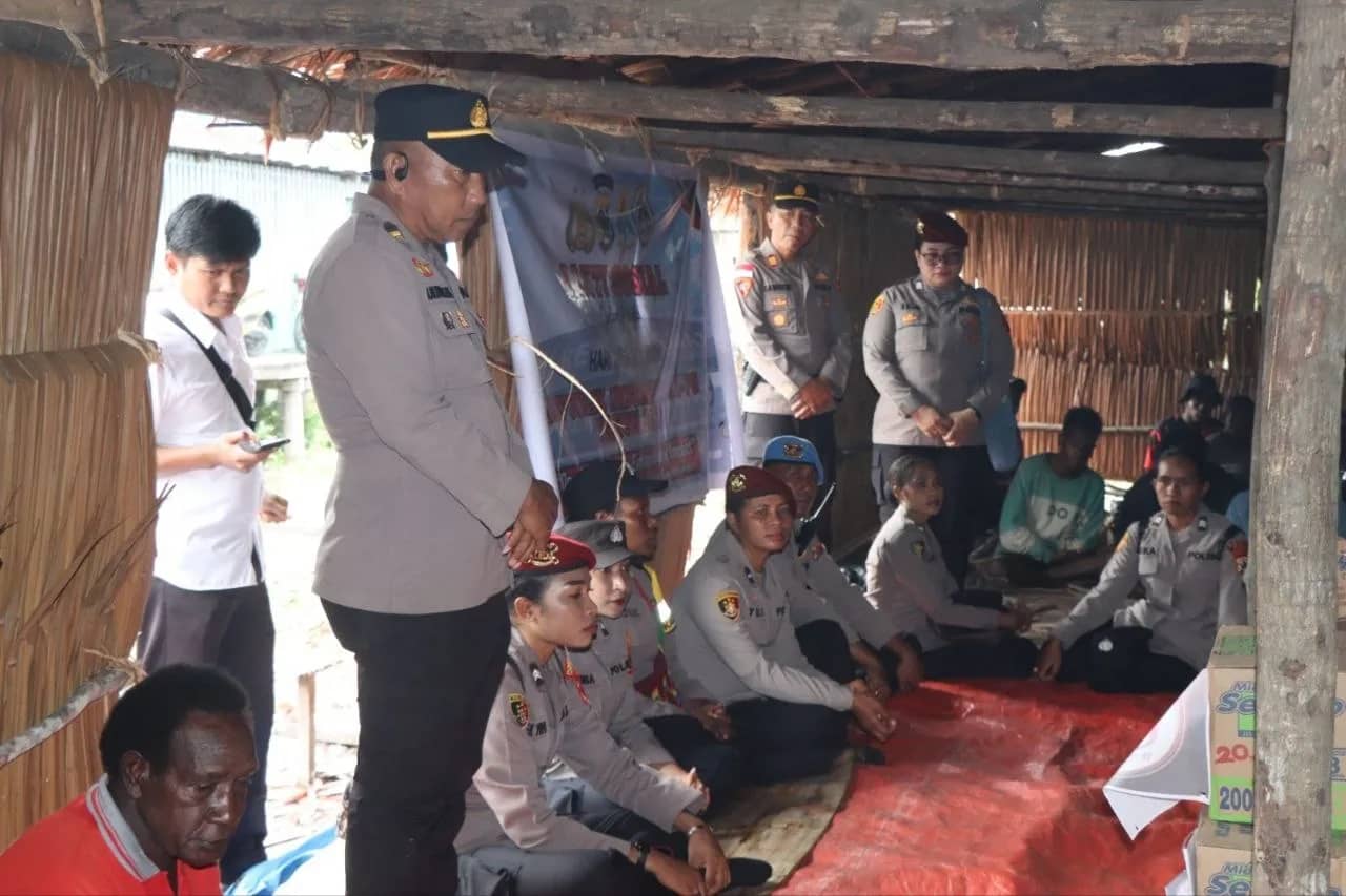 Polwan Polres Asmat saat menggelar bakti sosial dalam rangka menyambut Hari Jadi Polwan ke-78 di Rumah Jew, Kampung Mbait, Senin (31/8/2026).