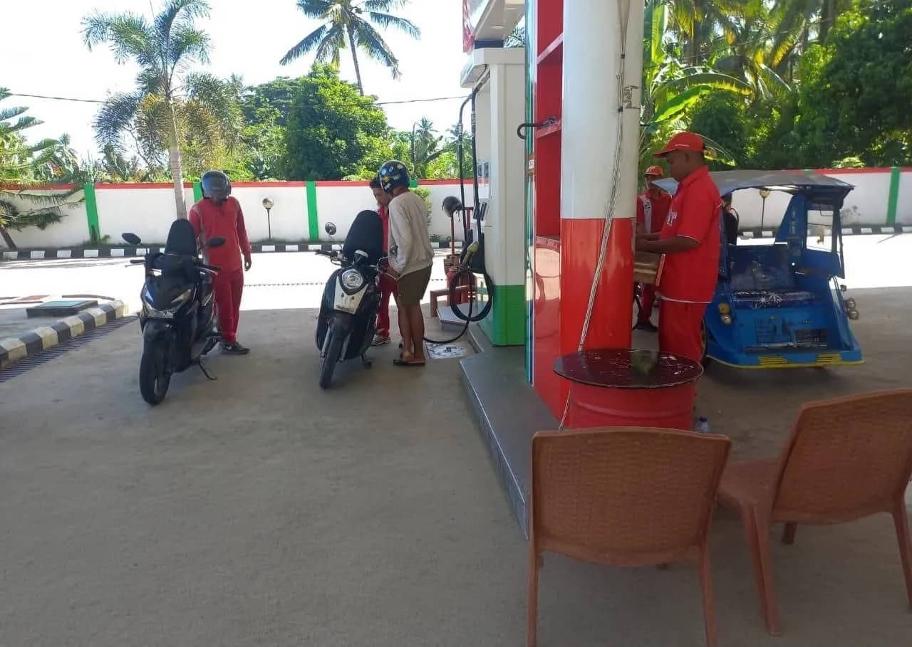 Pelayanan BBM di salah satu SPBU