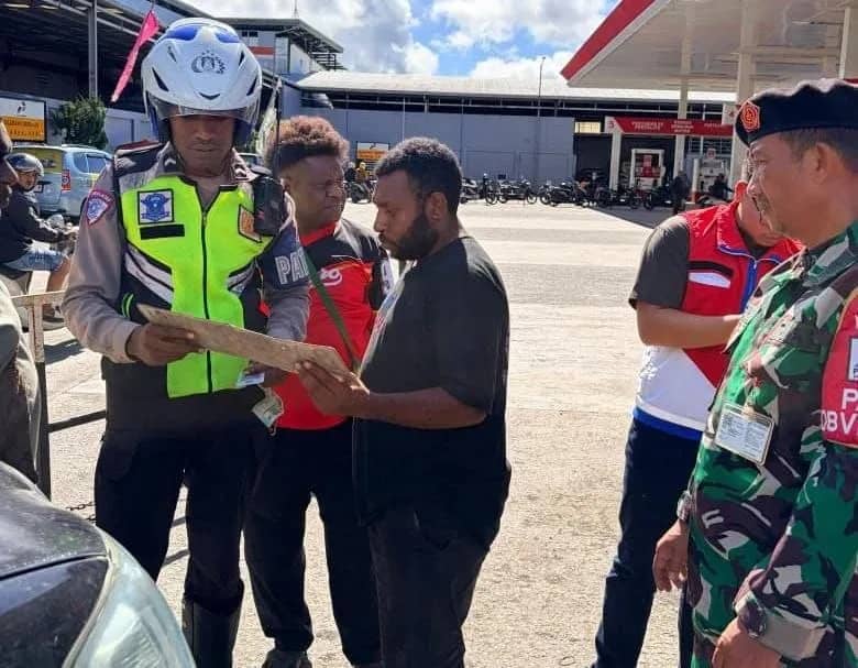 Polisi bersama Pertamina saat menertibkan BBM Bersubsidi di Manokwari