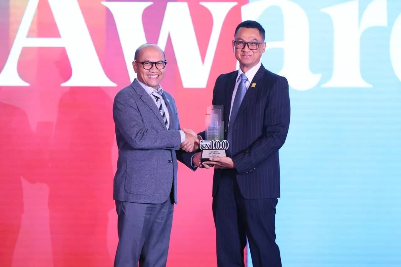 Managing Director Business 2 Danantara Asset Management, Setyanto Hantoro (kiri) saat memberikan penghargaan kepada PLN, yang diwakili Direktur Utama PLN, Darmawan Prasodjo (kanan) sebagai Sector Champion pada kategori Energy & Public Utilities pada ajang Danantara Indonesia CX100 Award 2026 yang diselenggarakan di Jakarta, Selasa (13/10). Selain capaian tersebut, PLN juga berhasil menempati posisi Runnur Up dalam daftar 100 Badan Usaha Milik Negara (BUMN) dengan layanan terbaik.