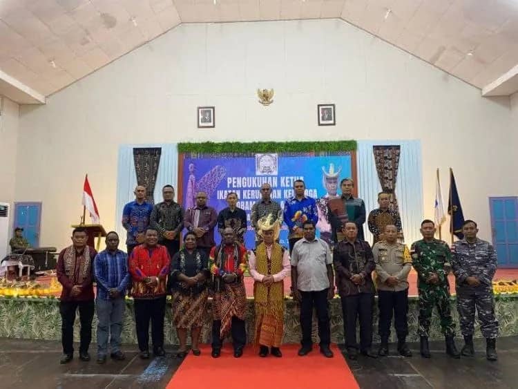 Labertus Leu pose bersama Sekda, Pimpinan OPD dan Forkompinda Asmat