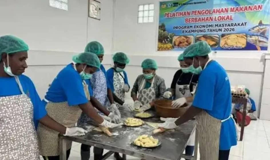 Nampak para peserta pelatihan serius mengikuti arahan tentang pengolahan pangan lokal yang digelar PTFI dan Keuskupan Timika.
