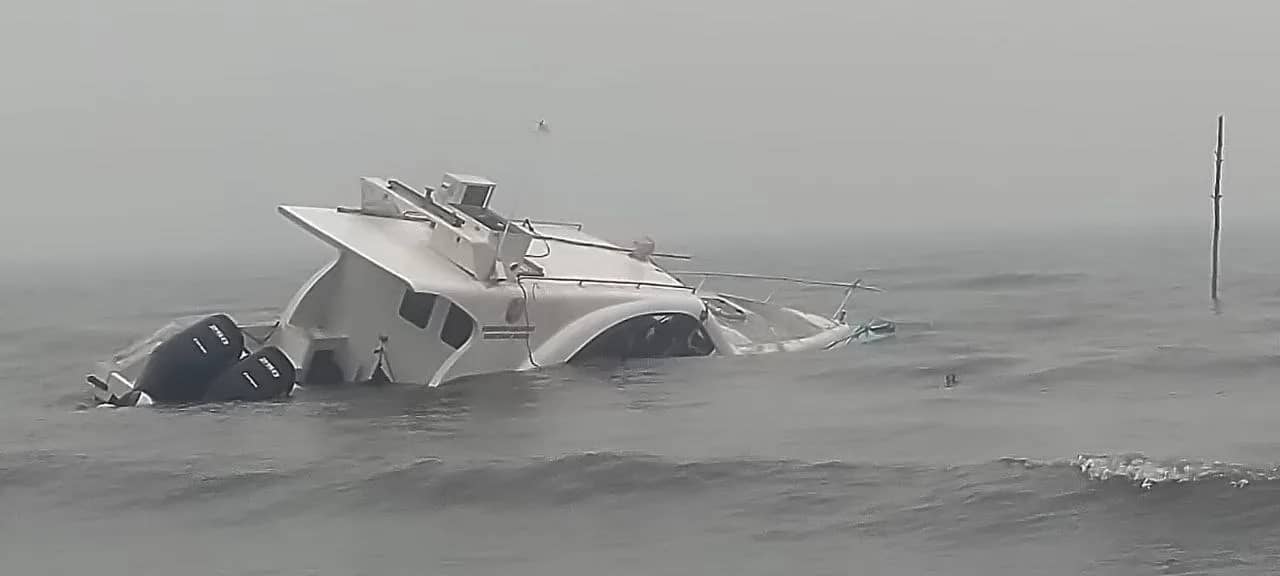Speedboat milik Pemkab Fakfak yang karam di perairan Sorong Selatan saat membawa 10 penumpang, termasuk Plt Sekda dan anggota DPRD Fakfak, Minggu (11/10).