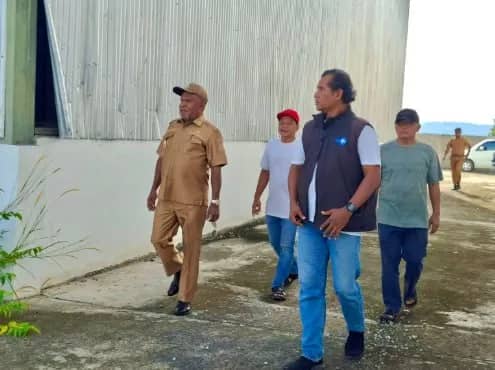 Bupati Jayapura, Dr. Yunus Wonda, S.H., M.H., melakukan peninjauan ke Pabrik Pengolahan Sagu Modern Rumah Sagu Hele Wabhouw yang berlokasi di Kampung Sereh, Sentani, Kabupaten Jayapura