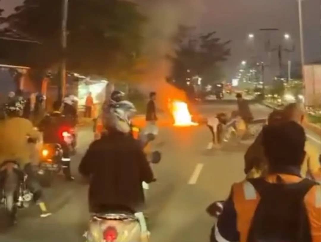 Tampak motor yang terbakar di Jalan Cenderawasih Timika, Kamis (1/10) malam.