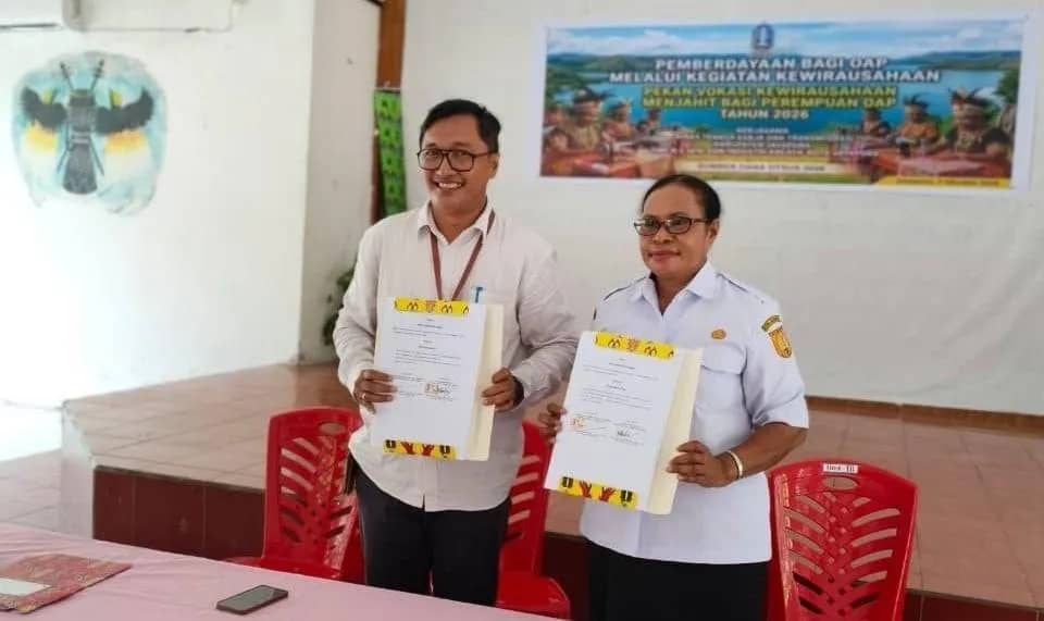 Disnakertrans Kabupaten Jayapura bersama SMKN 5 Jayapura saat melakukan penandatangan kerjasama peningkatan SDM OAP