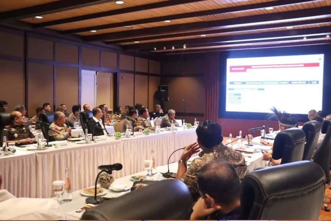 Suasana pertemuan Komisi III DPR RI bersama jajaran penegak hukum Papua Tengah dalam kunjungan reses di Rimba Papua Hotel, Timika, Kabupaten Mimika, Jumat (24/7).