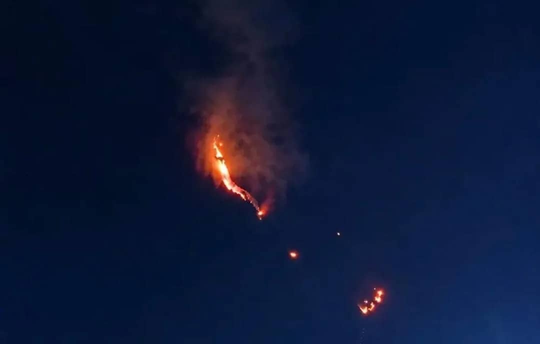 Kebakaran lahan di kawasan pegunungan sekitar 2 kilometer sebelah timur Ridge Camp, Tembagapura.