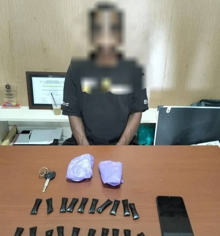 Tersangka dan barang bukti saat diamankan di Mapolres Mimika.