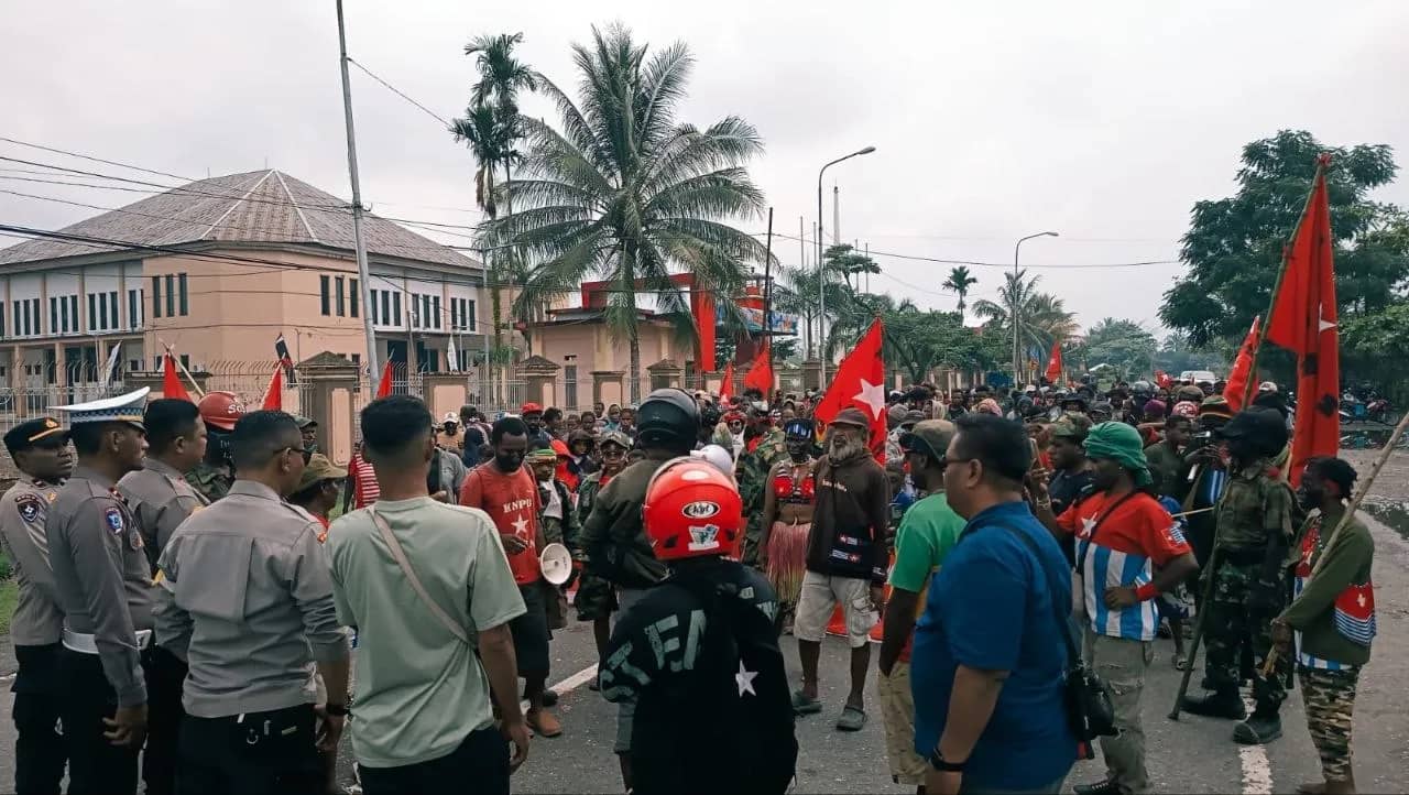 Massa aksi berkumpul didepan Graha Eme Neme Yauware, Rabu (30/9).