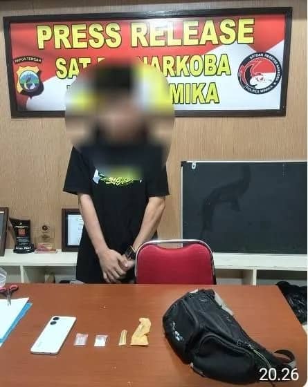 Tersangka dan barang bukti saat diamankan di Mapolres Mimika.