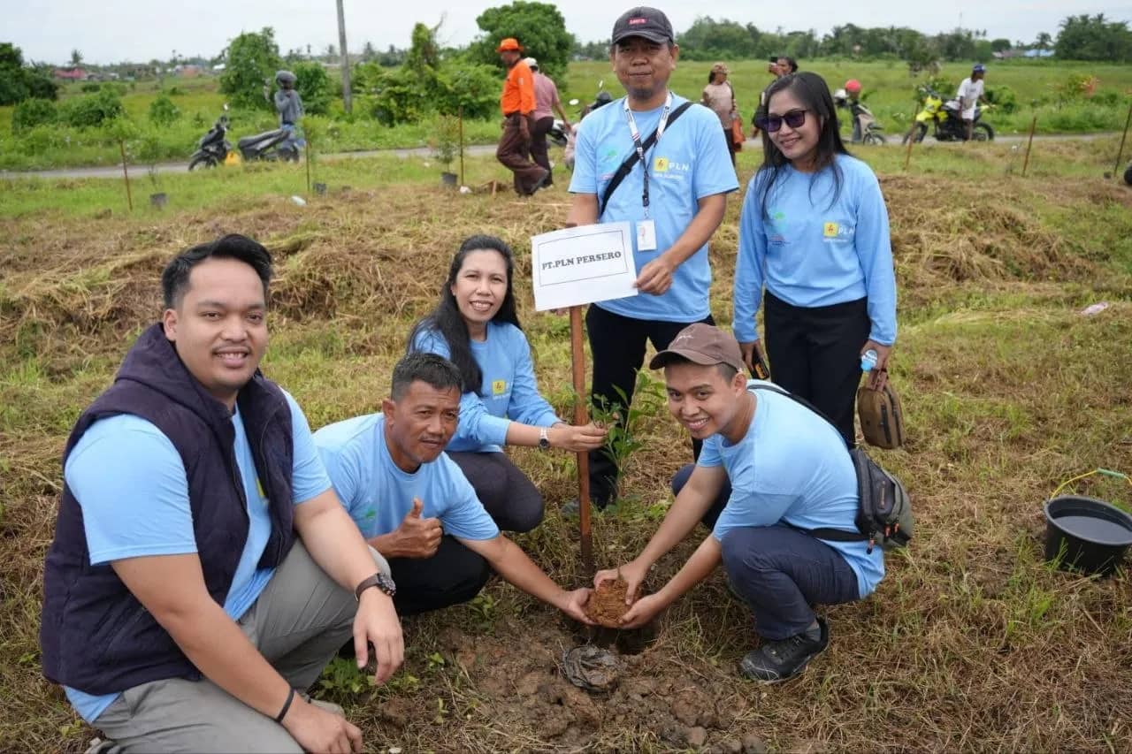 Pegawai PLN saat melakukan penanaman pohon