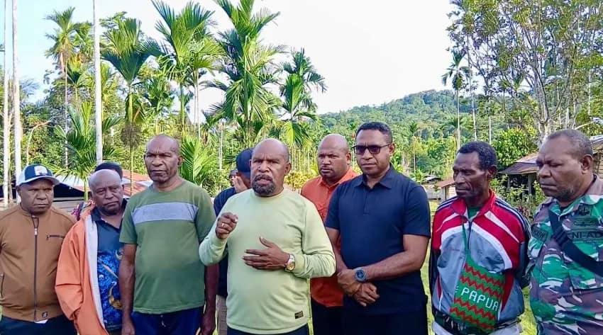 Bupati Jayapura, Dr. Yunus Wonda, S.H., M.H., diwawancarai media saat kunjungan ke Kampung Omon. Rabu (7/1/2026)