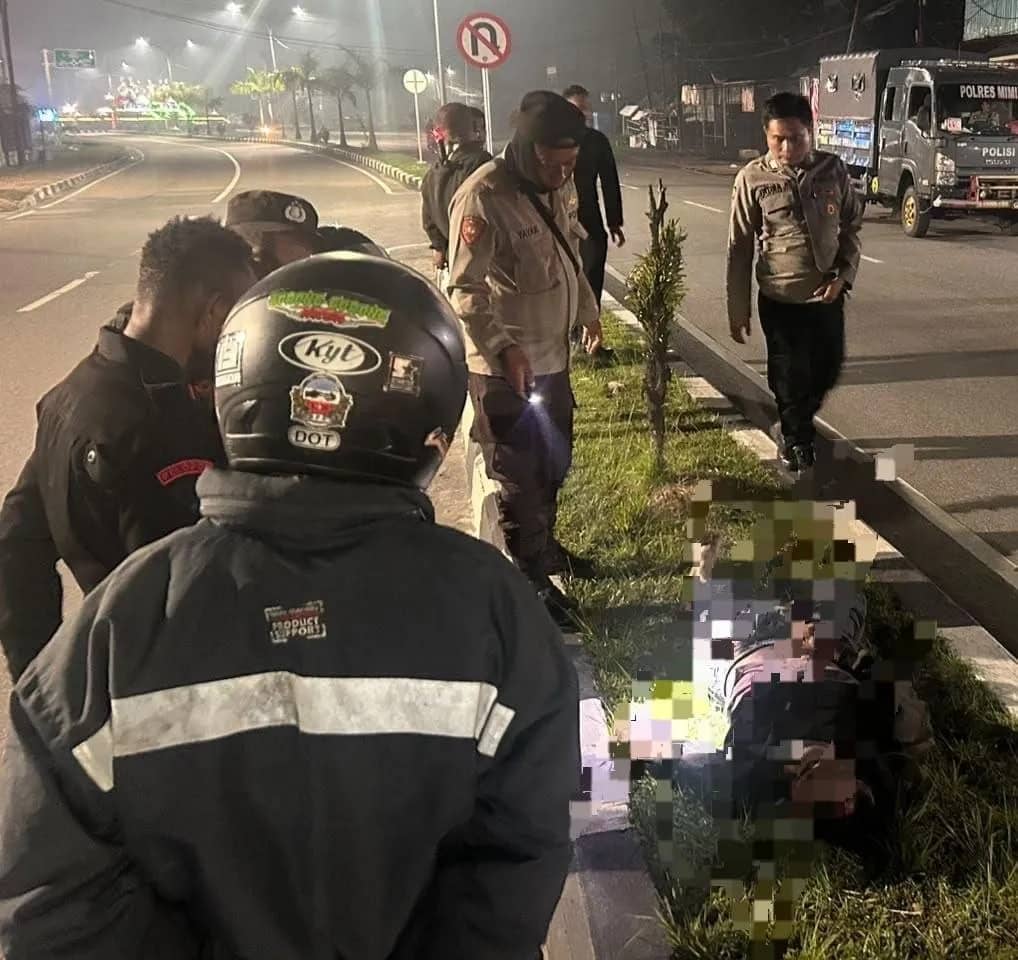Korban saat ditemukan tergeletak di sekitar Bundaran Petrosea, Timika, Minggu (27/9).