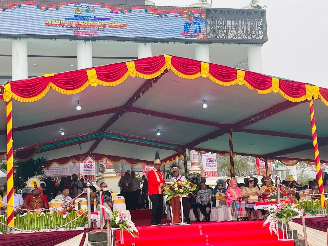Bupati Mimika Johannes Rettob didampingi Wakil Bupati Emanuel Kemong saat menyampaikan berbagai inovasi pelayanan publik dalam peringatan HUT ke-30 Kabupaten Mimika.