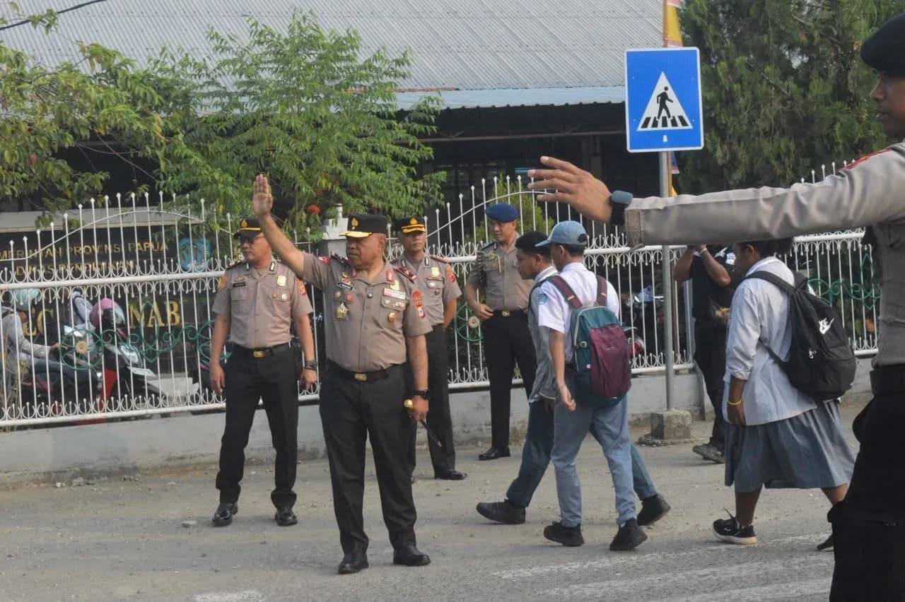 Ilustrasi berita Papua Tengah: Turun Atur Lalu Lintas hingga Pimpin Upacara, Kapolda Papua Tengah Ingatkan Pelajar Bahaya Narkoba dan Bullying