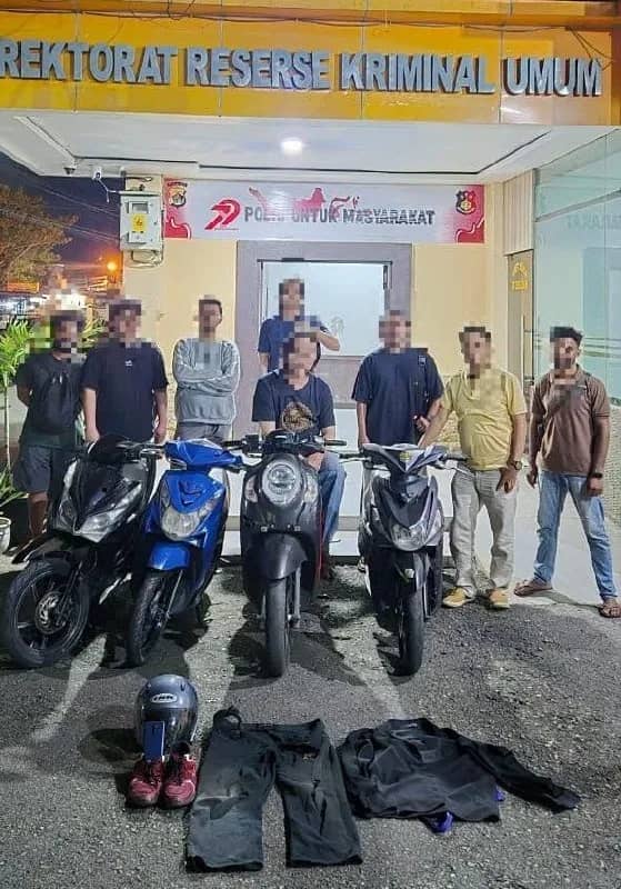 Oknum PNS di Kota Jayapura (tengah) bersama barang bukti saat diamankan Tim URC Resmob Subdit III Jatanras Ditreskrimum Polda Papua.