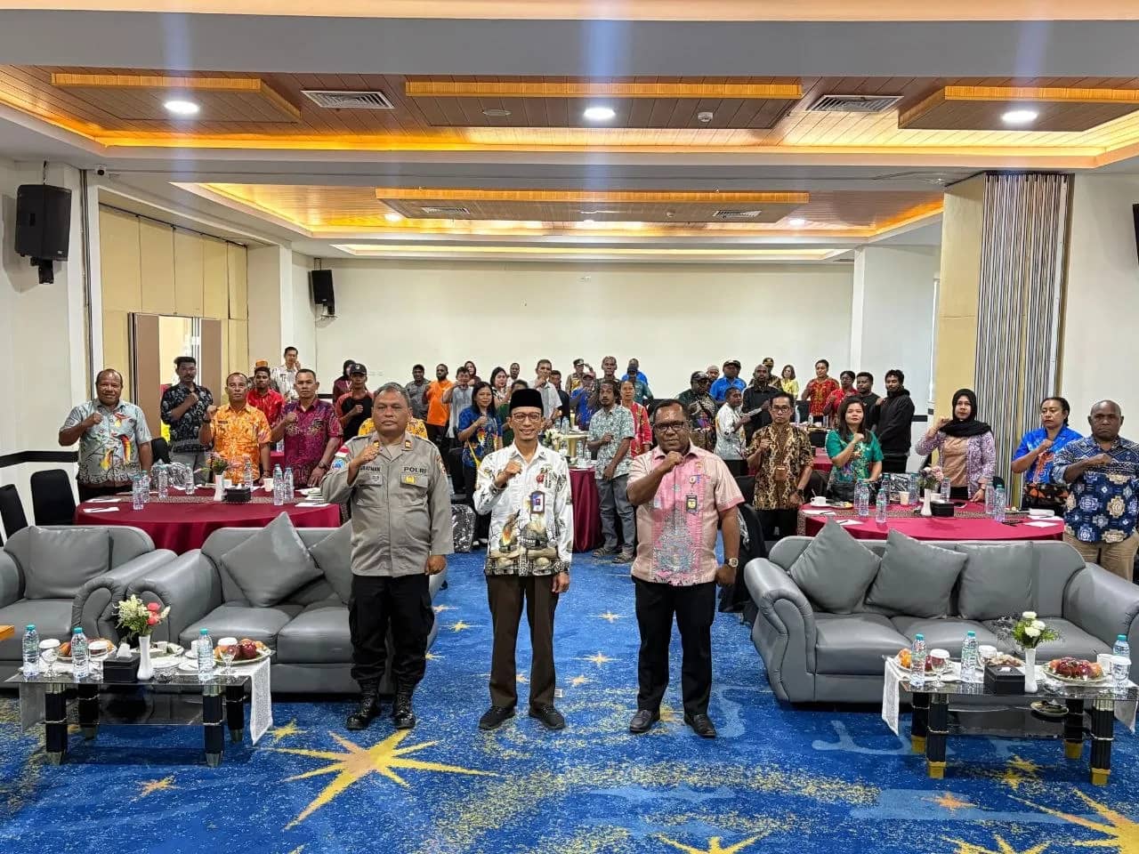 Foto bersama usai kegiatan sosialisasi yang digelar Disdukcapil Kabupaten Mimika di Hotel Horison Ultima Timika, Kamis (18/6).