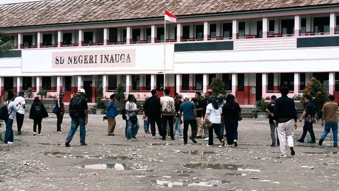 Suasana pemeriksaan objek perkara di SD Negeri Inauga, Jumat (25/9).
