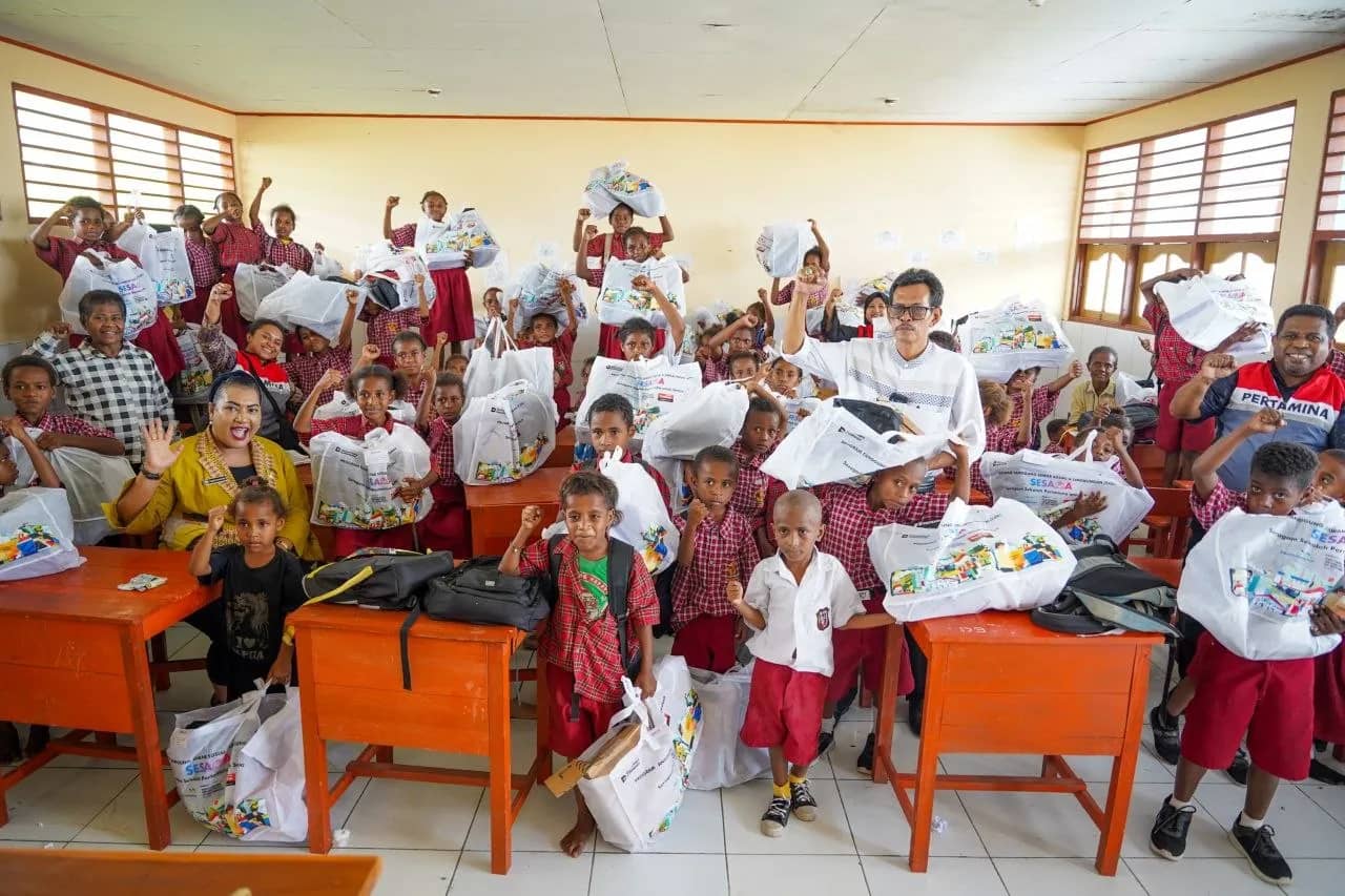 Sejumlah siswa yang menerima bantuan dari Pertamina