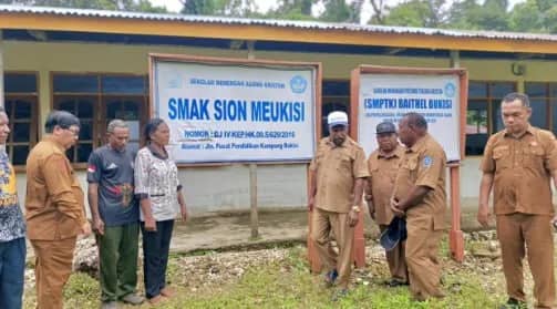 Bupati Jayapura, Dr. Yunus Wonda, S.H., M.H., saat melihat langsung kondisi beberapa sekolah di Kampung Bukisi, Distrik Yokari. Selasa (31/03/2026)