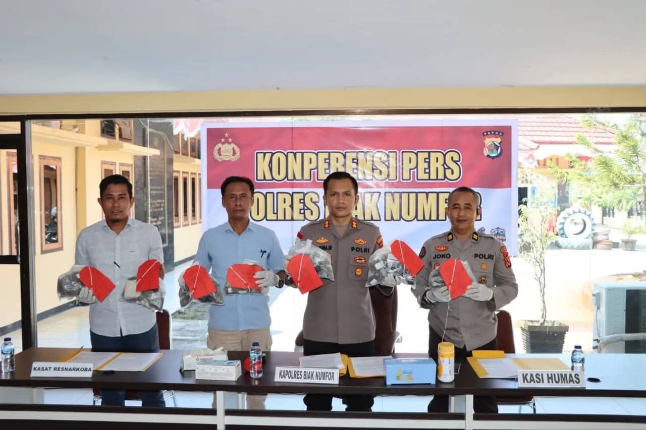 Ilustrasi berita Papua: Polres Biak Numfor Ungkap Peredaran Ganja 1 Kg, Dua Pengedar Diamankan