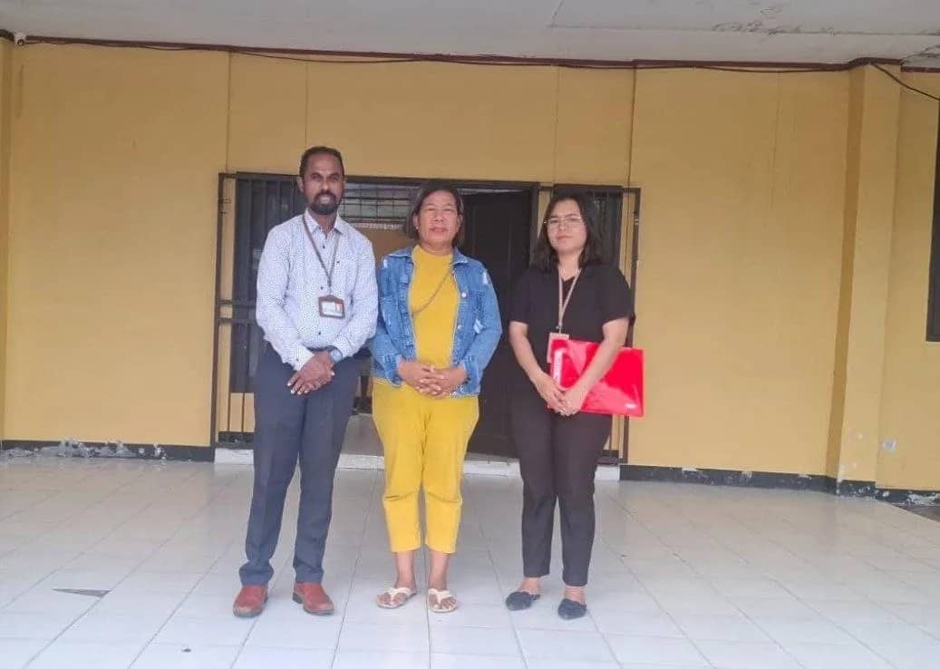 Yosep Temorubun saat mendampingi korban di Mapolres Mimika Mile 32.