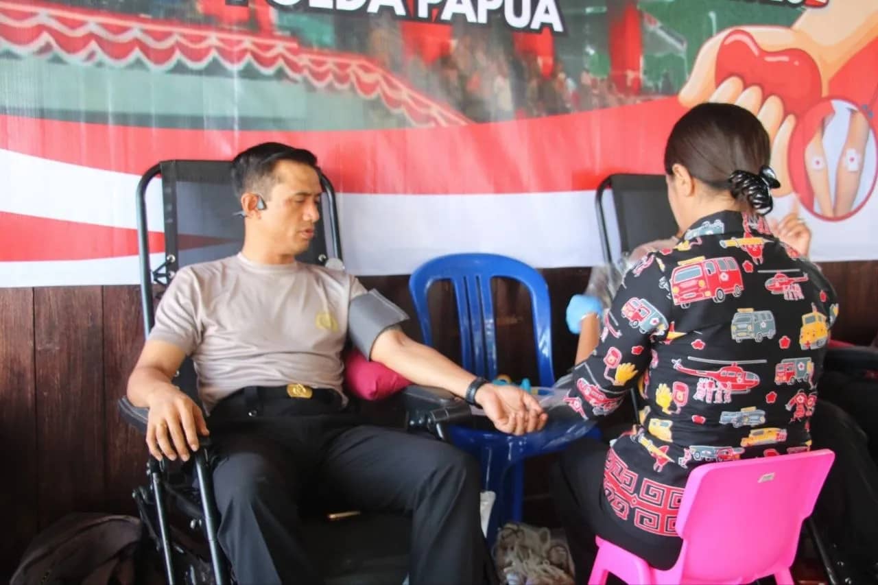 Personel Polda Papua saat melakukan donor darah