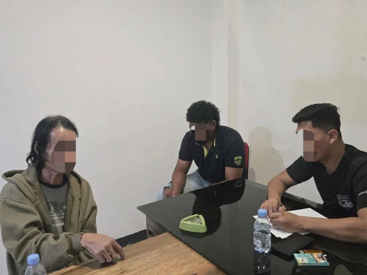 Terduga penjual senjata api saat menjalani pemeriksaan Satgas Ops Damai Cartenz.