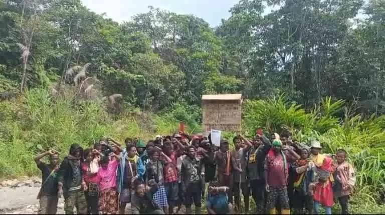 Tampak masyarakat mencabut plang yang dipasang Satgas PKH.