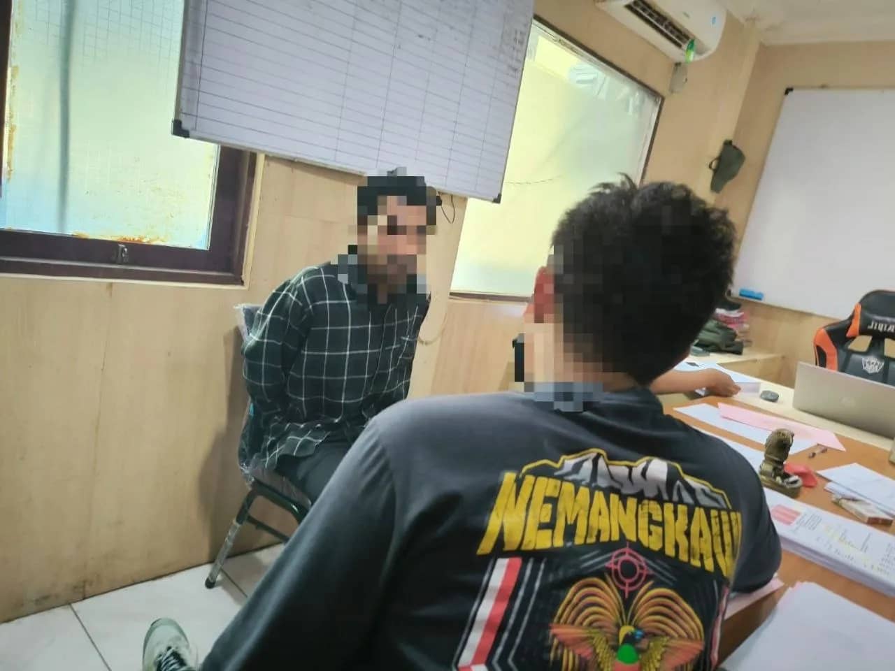 Pelaku IHB alias H saat diamankan Satgas Operasi Damai Cartenz.