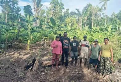 Kepala Divisi Monitoring dan Evaluasi Program Ekonomi YPMAK, Monika Maramku dan staf saat monitoring kebun pisang yang dikelola oleh Pokja Kampung Lakahia.