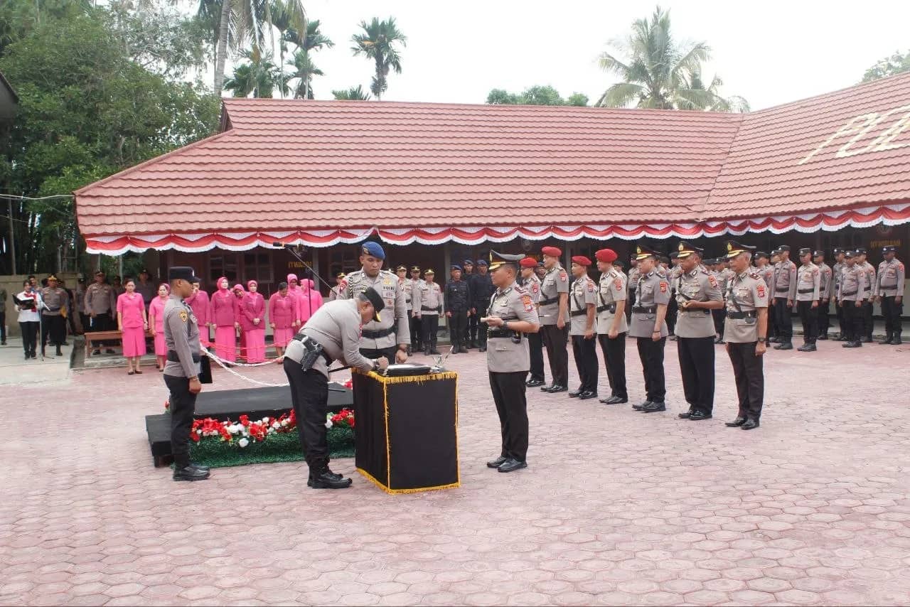 Kapolda Papua Tengah Brigjen Pol. Jermias Rontini saat memimpin Sertijab di halaman Mako Polda Papua Tengah, Jumat (4/9).