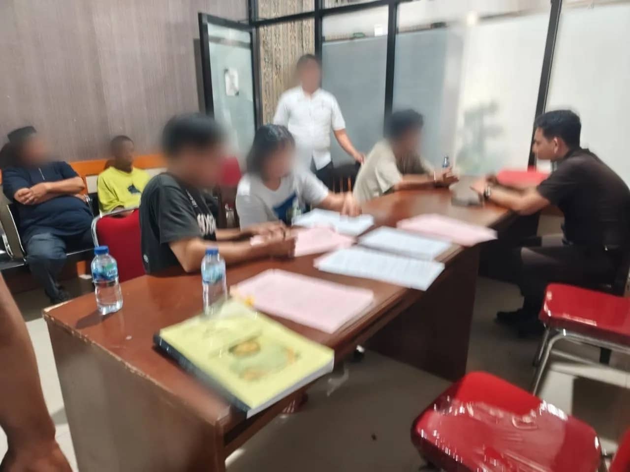 Penyerahan tersangka dan barang bukti oleh Polsek Kuala Kencana kepada Kejari Mimika dalam kasus pembunuhan berat, Senin (15/6).