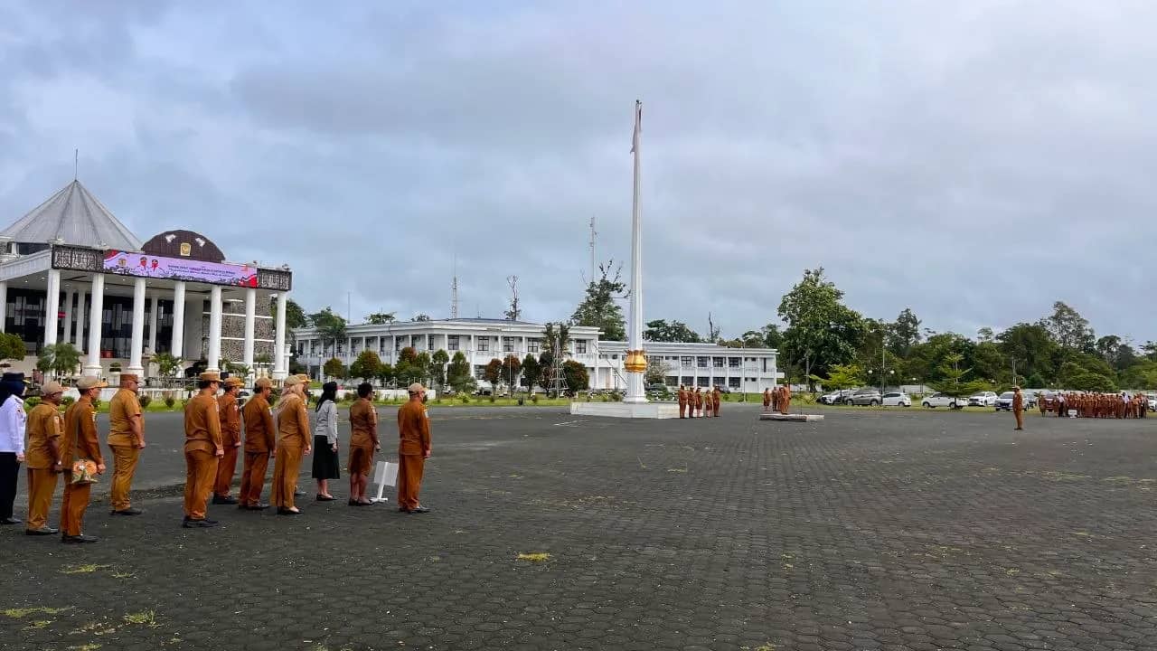 Suasana apel pagi di Kantor Pusat Pemerintahan (Puspem) Kabupaten Mimika.